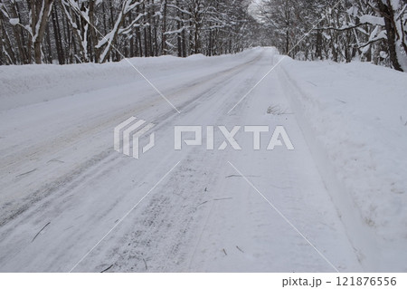 雪国の白い雪の壁に囲まれた道路 121876556