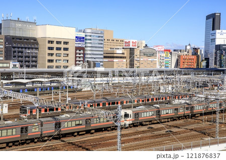 名古屋市、名古屋駅のホームと太閤口のビル群 121876837