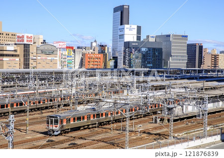 名古屋市、名古屋駅のホームと太閤口のビル群 121876839