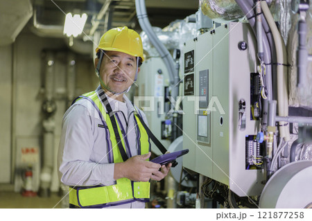 タブレットを持って点検する男性作業員 撮影協力:学校法人電波学園 東京電子専門学校 タブレットを持って点検する男性作業員 撮影協力:学校法人電波学園 東京電子専門学校 121877258