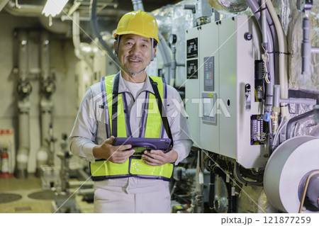 タブレットを持って点検する男性作業員　撮影協力：学校法人電波学園　東京電子専門学校 121877259