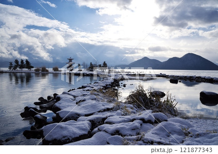 初冬の洞爺湖 浮見堂公園の湖畔から浮見堂への岩の道 初冬の洞爺湖 浮見堂公園の湖畔から浮見堂への岩の道 121877343