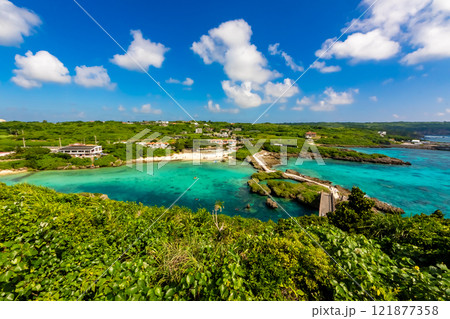 宮古島のイムギャーマリンガーデン展望台から見た、エメラルドグリーンの海と白い砂浜と青空 121877358