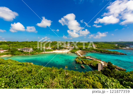 宮古島のイムギャーマリンガーデン展望台から見た、エメラルドグリーンの海と白い砂浜と青空 121877359