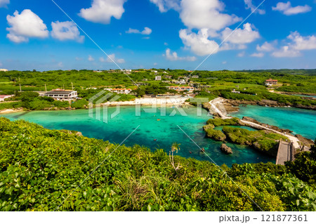 宮古島のイムギャーマリンガーデン展望台から見た、エメラルドグリーンの海と白い砂浜と青空 宮古島のイムギャーマリンガーデン展望台から見た、エメラルドグリーンの海と白い砂浜と青空 121877361