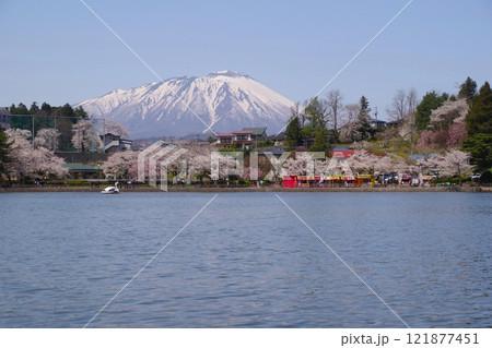 盛岡の風景　高松の池と岩手山 121877451
