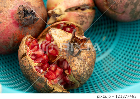 プラスティックのザルに入った柘榴 121877465