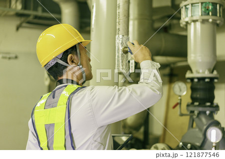 バルブを閉める男性作業員　撮影協力：学校法人電波学園　東京電子専門学校 121877546
