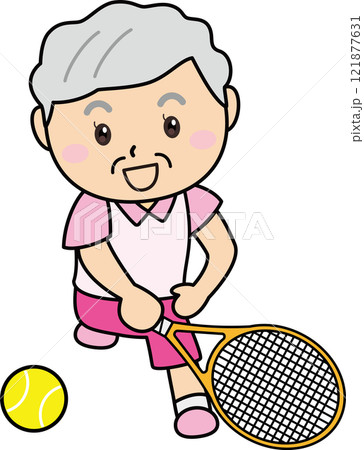 笑顔でテニスを楽しむ高齢の女性 121877631