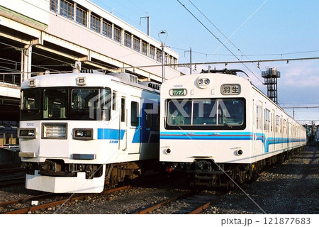 留置線で並ぶ秩父鉄道3000系と1000系 121877683