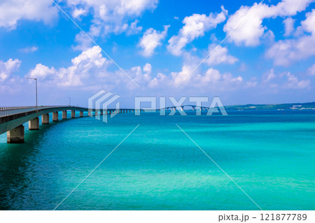 宮古島から見た、エメラルドグリーンの海に架かる伊良部大橋と青空に浮かぶ雲 121877789
