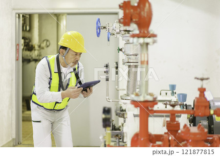 タブレットを持って点検する男性作業員　撮影協力：学校法人電波学園　東京電子専門学校 121877815