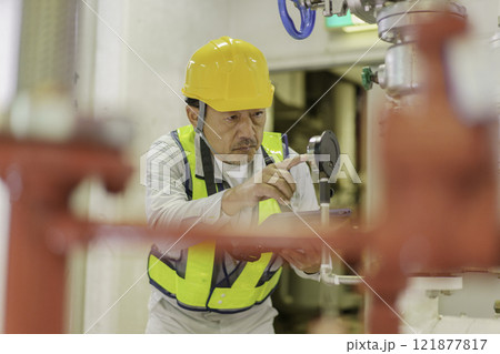 タブレットを持って点検する男性作業員　撮影協力：学校法人電波学園　東京電子専門学校 121877817