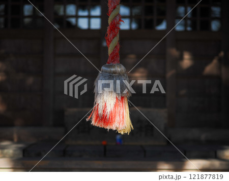 神社の鈴縄と古い賽銭箱の静寂な風景 121877819