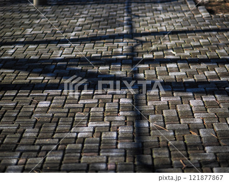 石畳に映る木の影と幾何学模様の美しさ 石畳に映る木の影と幾何学模様の美しさ 121877867