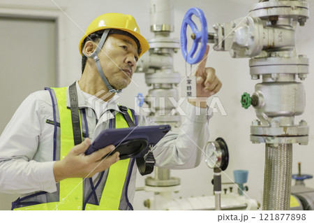 バルブを点検する男性作業員 撮影協力:学校法人電波学園 東京電子専門学校 バルブを点検する男性作業員 撮影協力:学校法人電波学園 東京電子専門学校 121877898