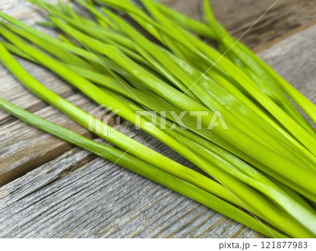 Fresh green onions on a rustic wooden table. Organic food and healthy eatin.. 121877983
