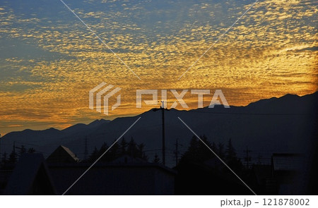山に沈む夕日 山に沈む夕日 121878002
