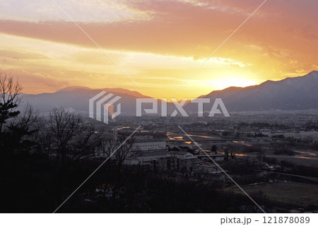 山から見る夕暮れの街 121878089