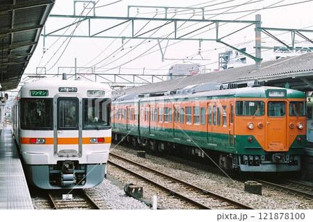 沼津で並ぶ御殿場線の313系と東海道線の113系 沼津で並ぶ御殿場線の313系と東海道線の113系 121878100