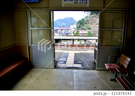 山陰本線にある昔の柴山駅 121878142