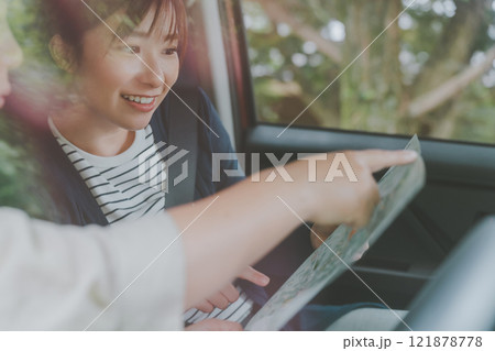 地図で道案内をする助手席の女性 地図で道案内をする助手席の女性 121878778