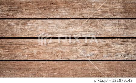 木目のある茶色の板。横長の板。 121879142