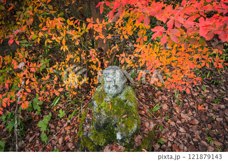 和みの石仏と紅葉【定勝寺】 121879143
