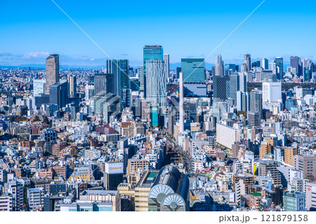 日本の東京都市景観 新時代・東京シティビュー。渋谷のビル群や電車E259系、渋谷アクシュなどを望む 日本の東京都市景観 新時代・東京シティビュー。渋谷のビル群や電車E259系、渋谷アクシュなどを望む 121879158