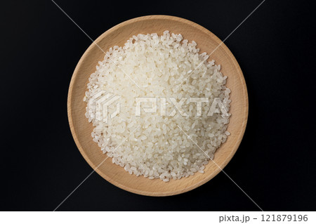 黒背景に木の皿に盛られた白米の俯瞰 121879196