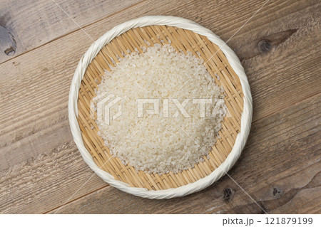 木目の背景に竹笊に盛られた白米の俯瞰 木目の背景に竹笊に盛られた白米の俯瞰 121879199