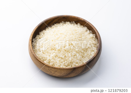 白背景に木の皿に盛られた白米 121879203