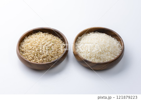 白背景に木の皿に盛られた白米と玄米 121879223