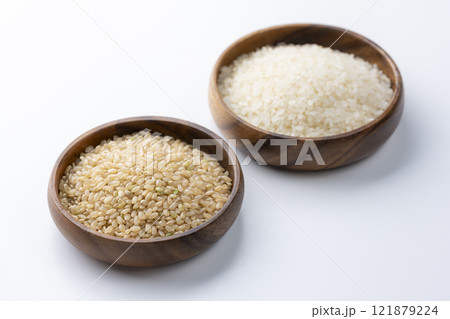 白背景に木の皿に盛られた白米と玄米 121879224