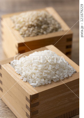木の升に盛られた白米と玄米 121879229