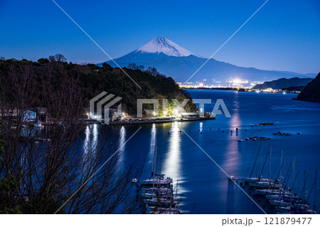 【静岡県】月明りに照らされた内浦湾と富士山 【静岡県】月明りに照らされた内浦湾と富士山 121879477