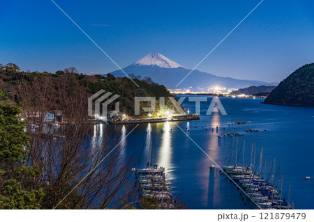 【静岡県】月明りに照らされた内浦湾と富士山 121879479