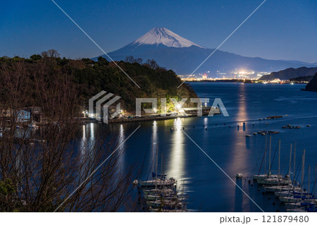 【静岡県】月明りに照らされた内浦湾と富士山 121879480