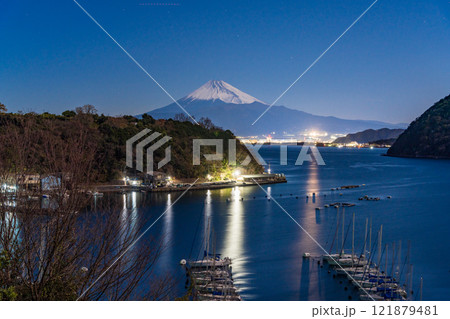 【静岡県】月明りに照らされた内浦湾と富士山 121879481