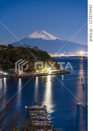 【静岡県】月明りに照らされた内浦湾と富士山 【静岡県】月明りに照らされた内浦湾と富士山 121879482