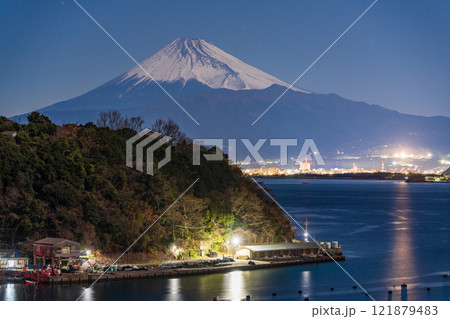 【静岡県】月明りに照らされた内浦湾と富士山 【静岡県】月明りに照らされた内浦湾と富士山 121879483