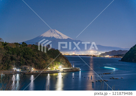 【静岡県】月明りに照らされた内浦湾と富士山 121879486