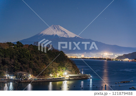 【静岡県】月明りに照らされた内浦湾と富士山 121879488