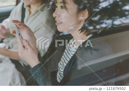 スマホの地図アプリでナビする助手席の同乗者 スマホの地図アプリでナビする助手席の同乗者 121879502