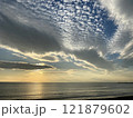 夕暮れと雲と海 121879602