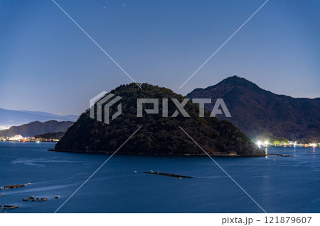 【静岡県】月明りに照らされた内浦湾・淡島と海沿いのホテル街 【静岡県】月明りに照らされた内浦湾・淡島と海沿いのホテル街 121879607