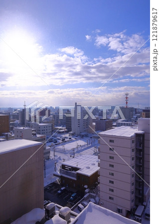 《北海道》旭川市街地の風景　雪景色 121879617