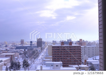 《北海道》旭川市街地の風景 雪景色 《北海道》旭川市街地の風景 雪景色 121879668