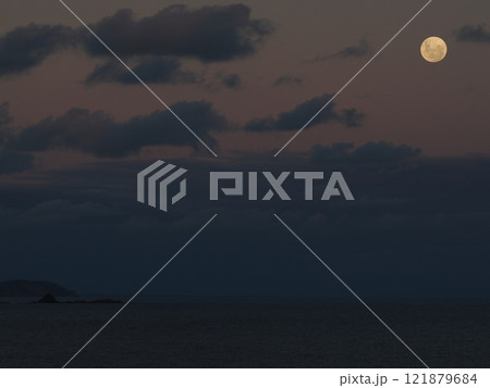 フィリップ島サマーランド展望台付近の海と満月 Australia Victoria フィリップ島サマーランド展望台付近の海と満月 Australia Victoria 121879684