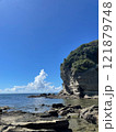 海と岩場 121879748
